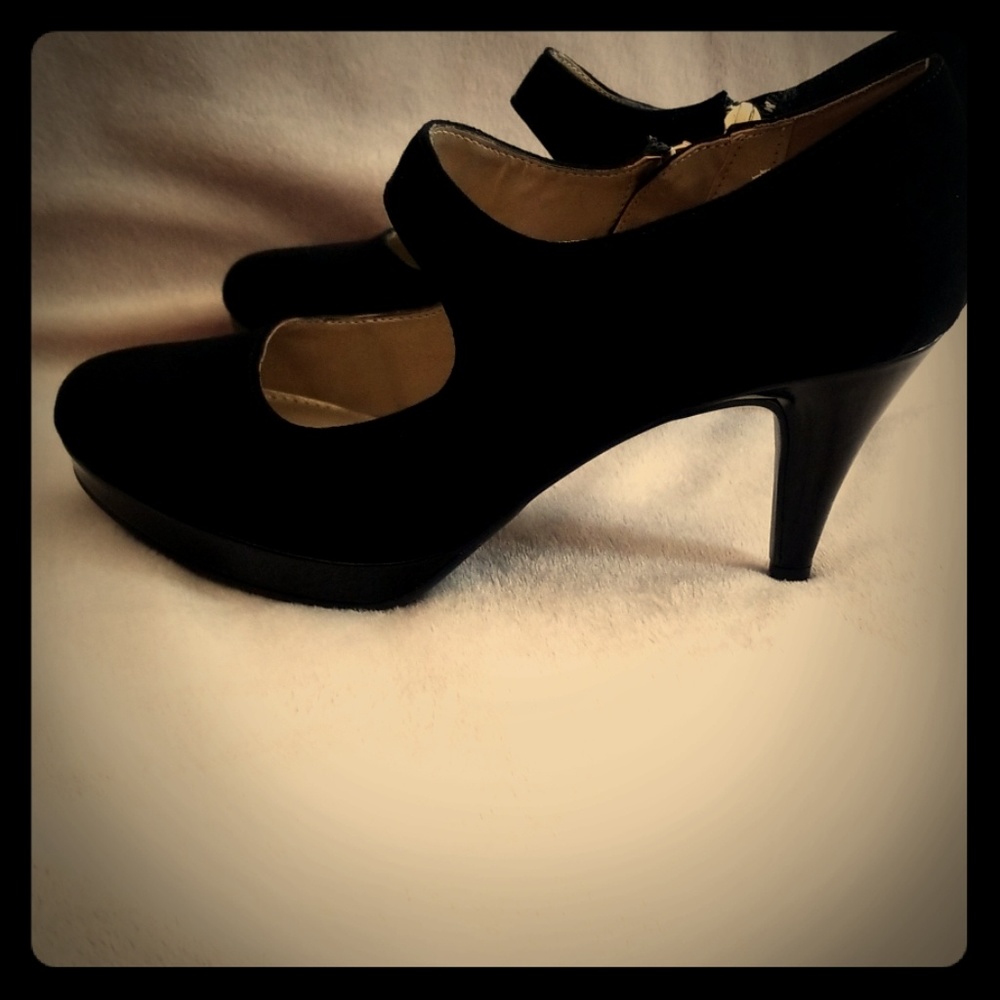Black suede bandolino heels